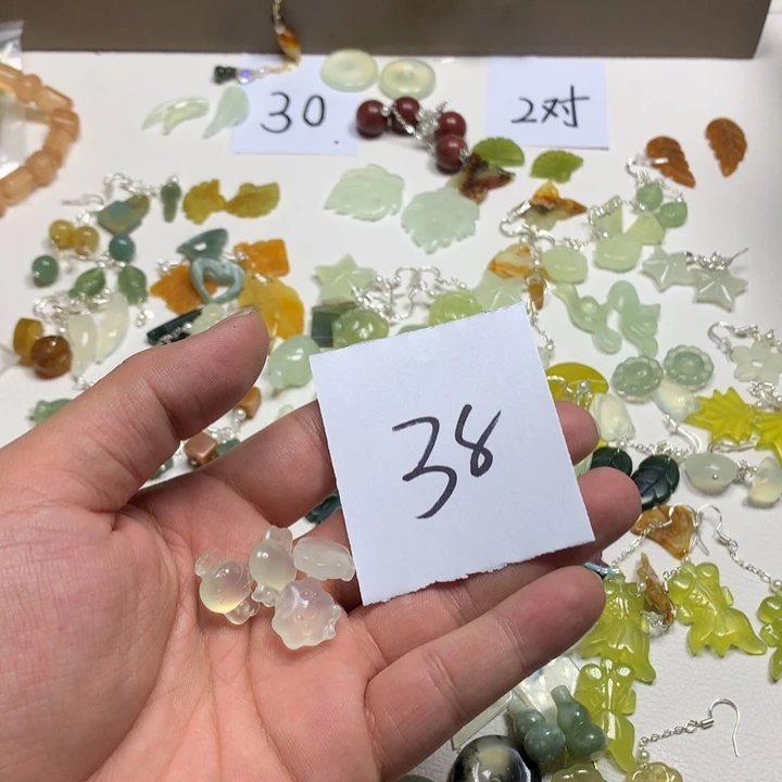 蛇纹石玉耳钉合金团*?