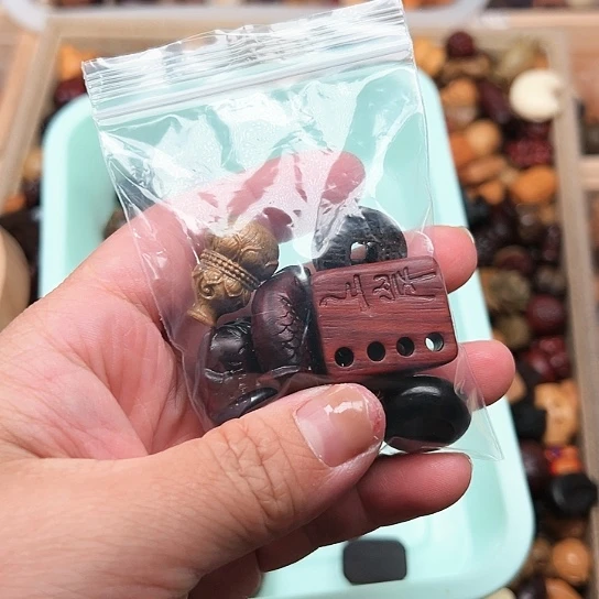 蓝**木头的雕刻艺术品