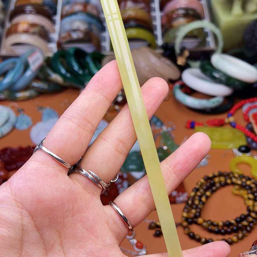 蛇纹石玉颈饰未镶嵌