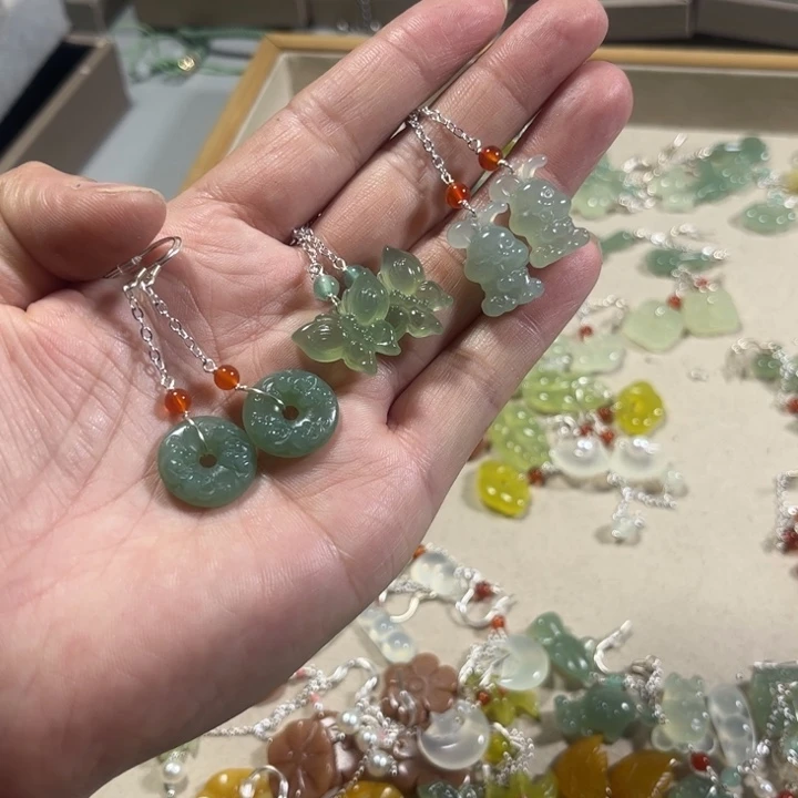 蛇纹石玉耳饰合金