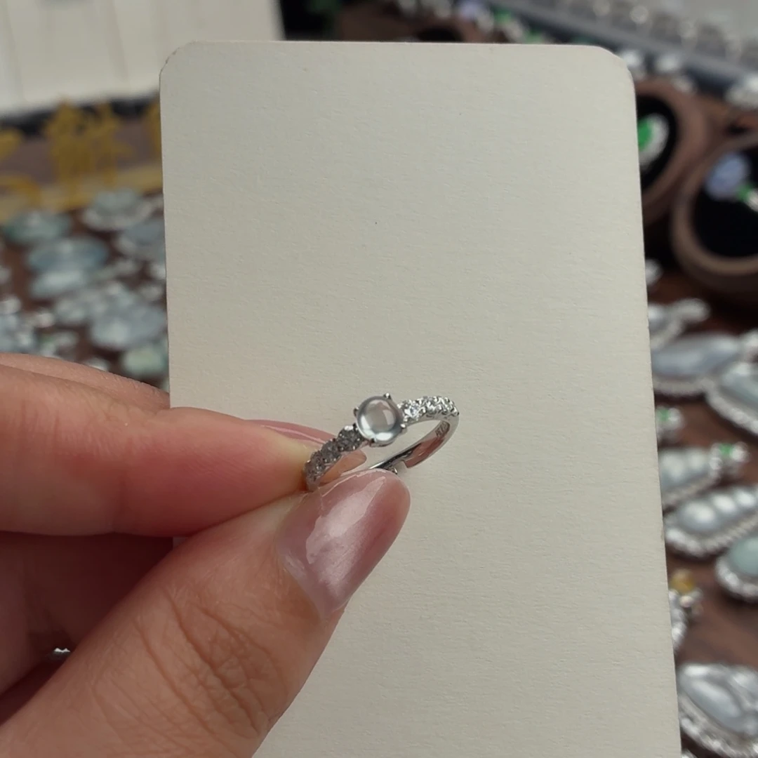 翡翠18K金镶嵌颈饰蛋面戒指