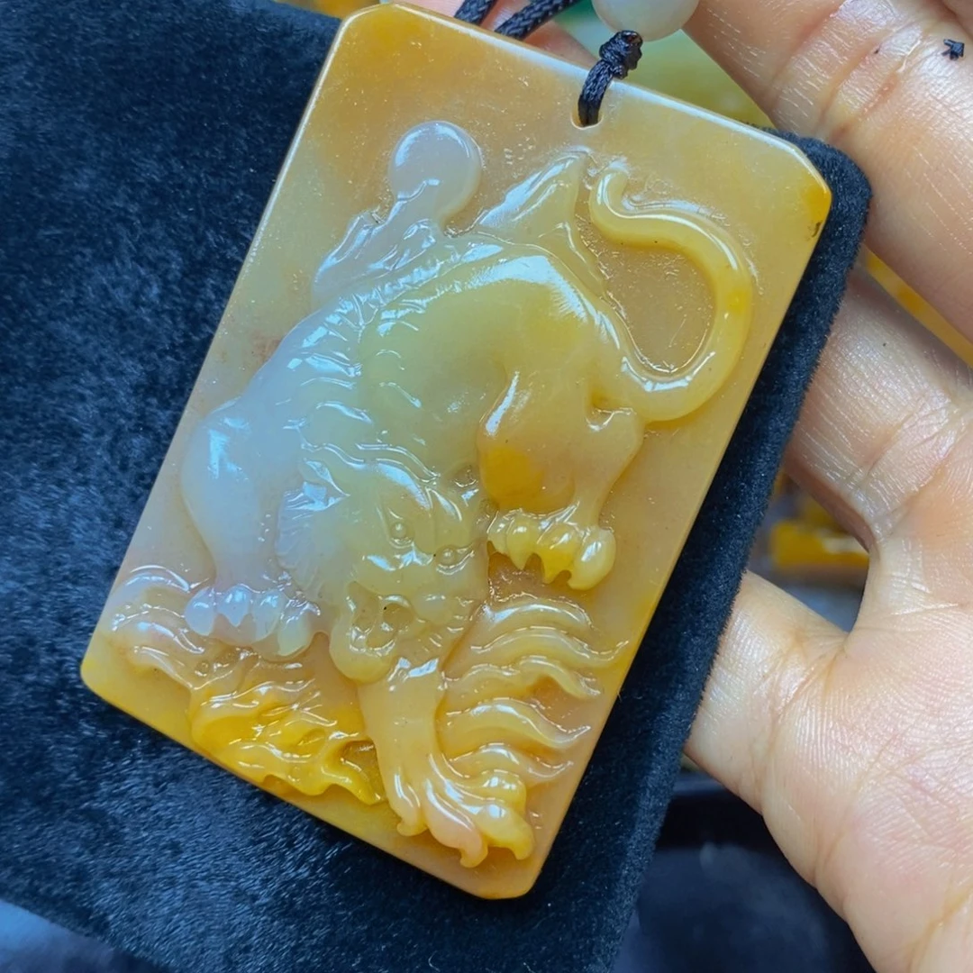 未镶嵌石英质玉（黄龙玉）颈饰