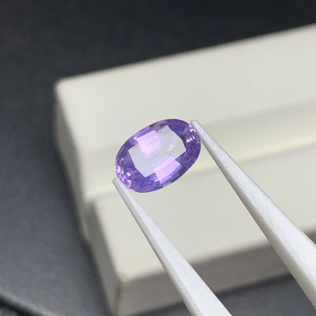 天然无烧紫色蓝宝裸石1.57克拉8.82×5.72毫米椭圆形内部干净