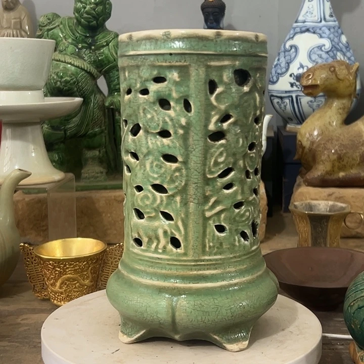 瓦当用****0摁摁地上的人