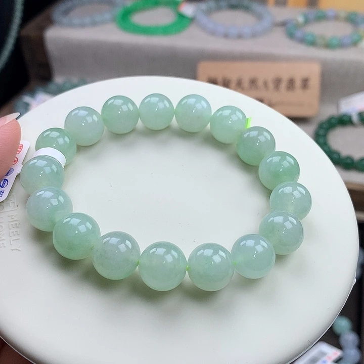 翡翠未镶嵌手链冰润果绿，无裂纹。炸