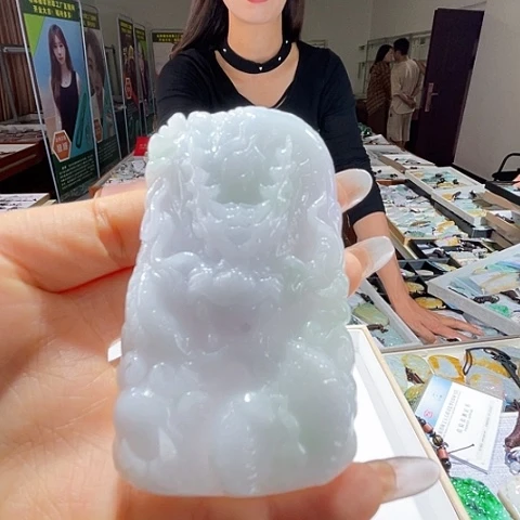 翡翠未镶嵌颈饰一个