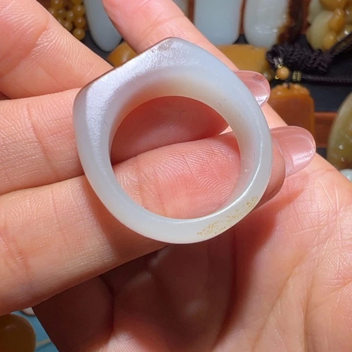 八***爷和田玉未镶嵌颈饰