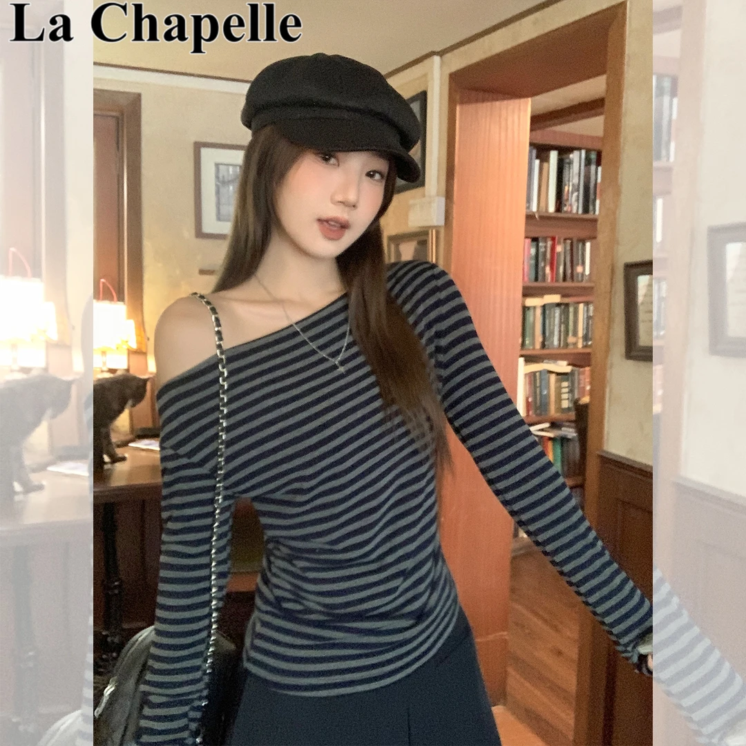 拉夏贝尔2025秋季新款灰色条纹斜肩长袖T恤女显瘦收腰露肩上衣潮