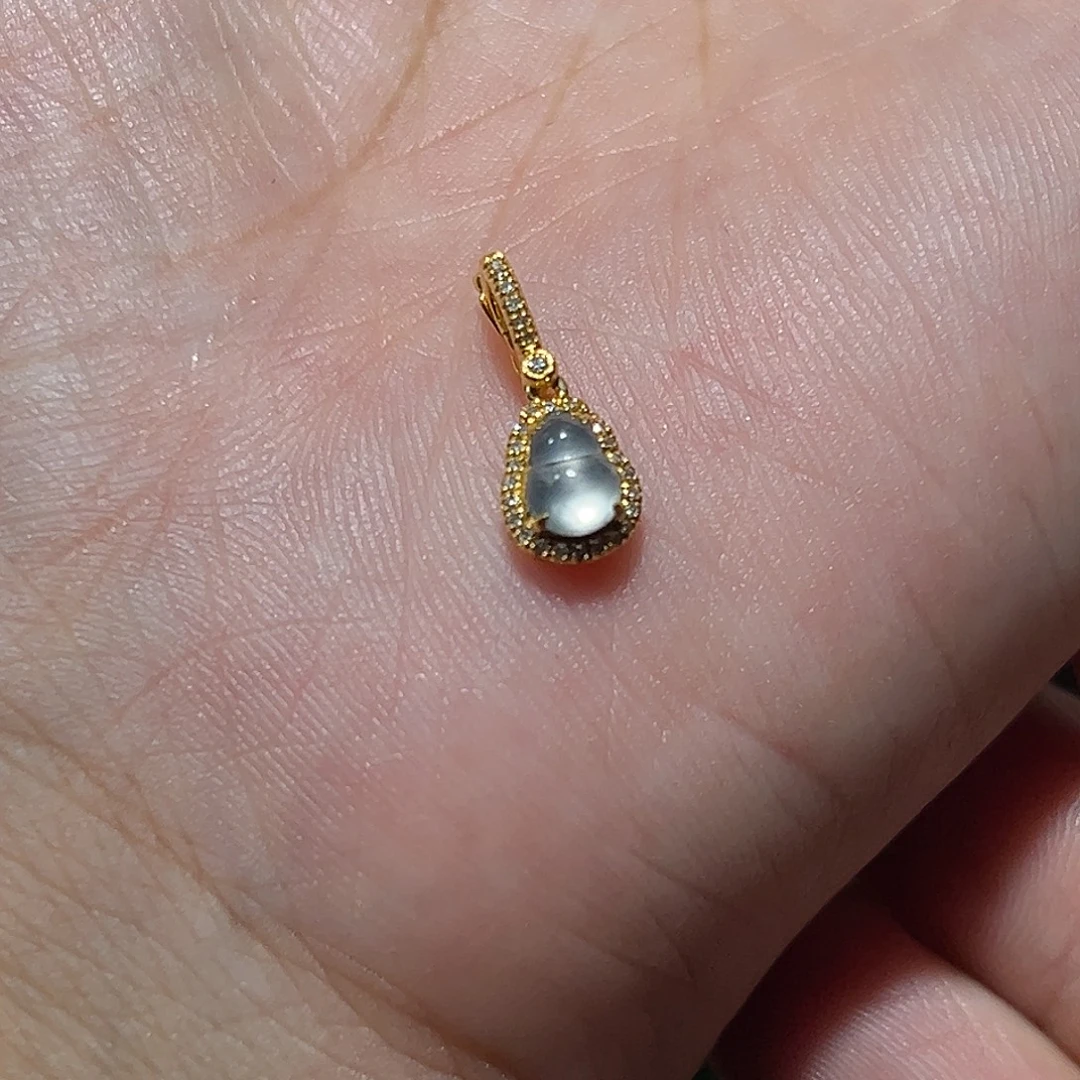 一***梧翡翠18K金镶嵌颈饰