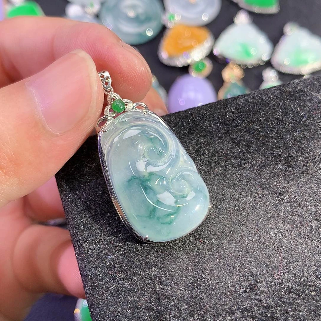 翡翠18K金镶嵌吊坠(赠链)