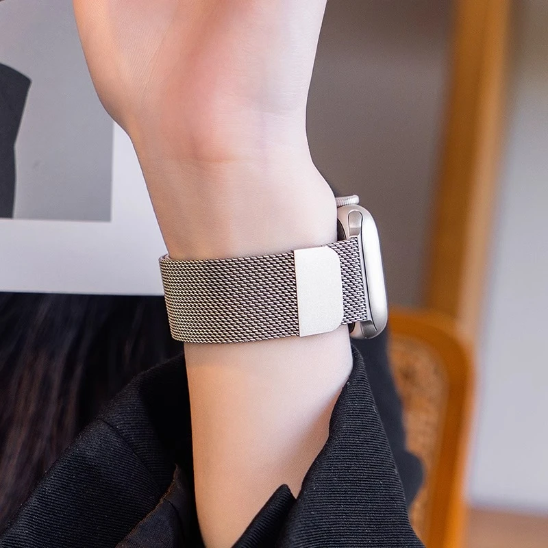 适用ApplewatchS9苹果手表S10表带纯钛米兰尼斯se磁吸6iwatchS8/7