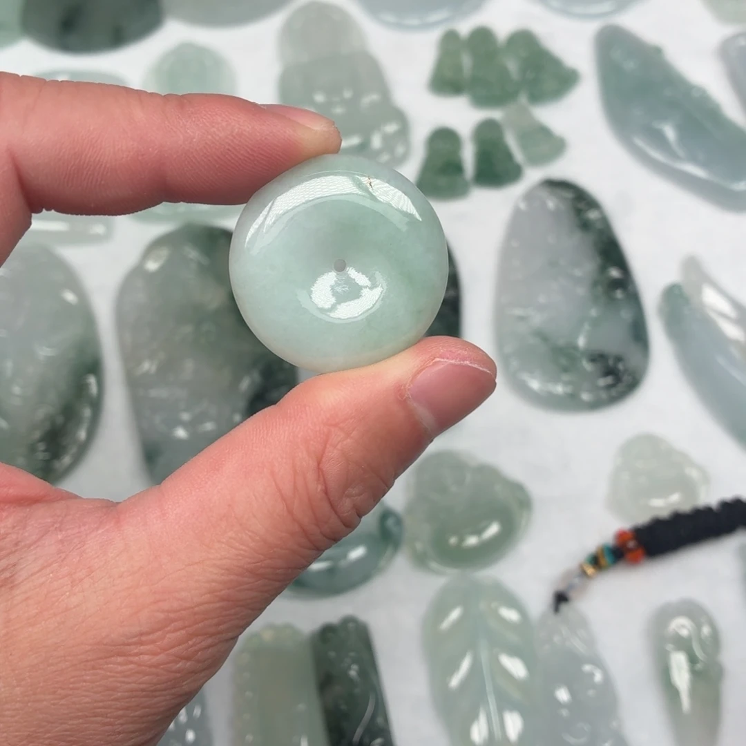 翡翠未镶嵌颈饰平安扣