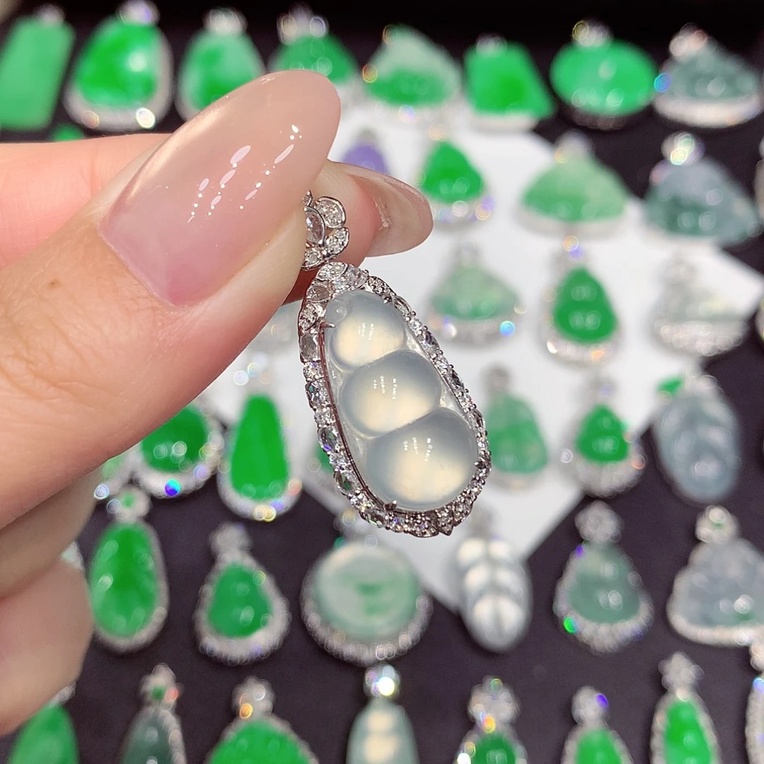 翡翠18K金镶嵌颈饰豆子