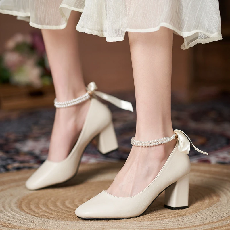 新款女单鞋一字扣大码方头粗跟高跟鞋丝带珍珠女鞋浅口黑色温柔