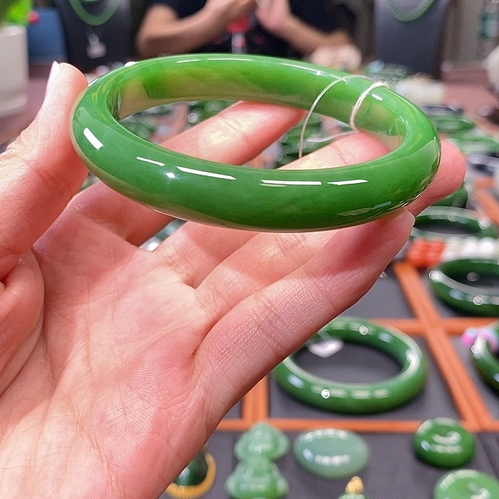 和田玉（碧玉）手镯未镶嵌粉绿