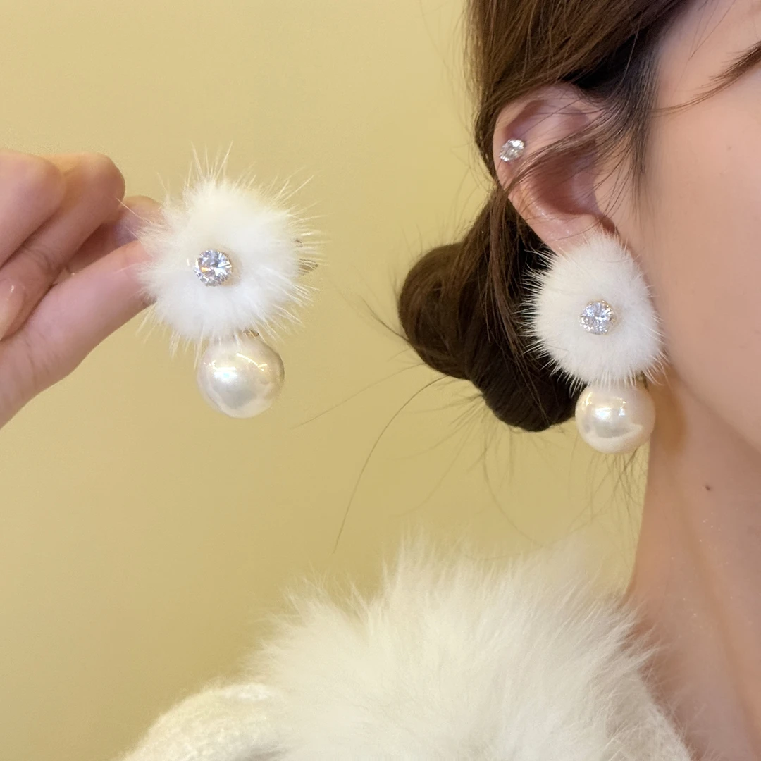 非金属仿珍珠耳饰 冬日氛围感~闪锆绒球珍珠耳环冬日新年秋冬耳饰