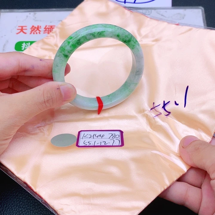 翡翠手镯未镶嵌我