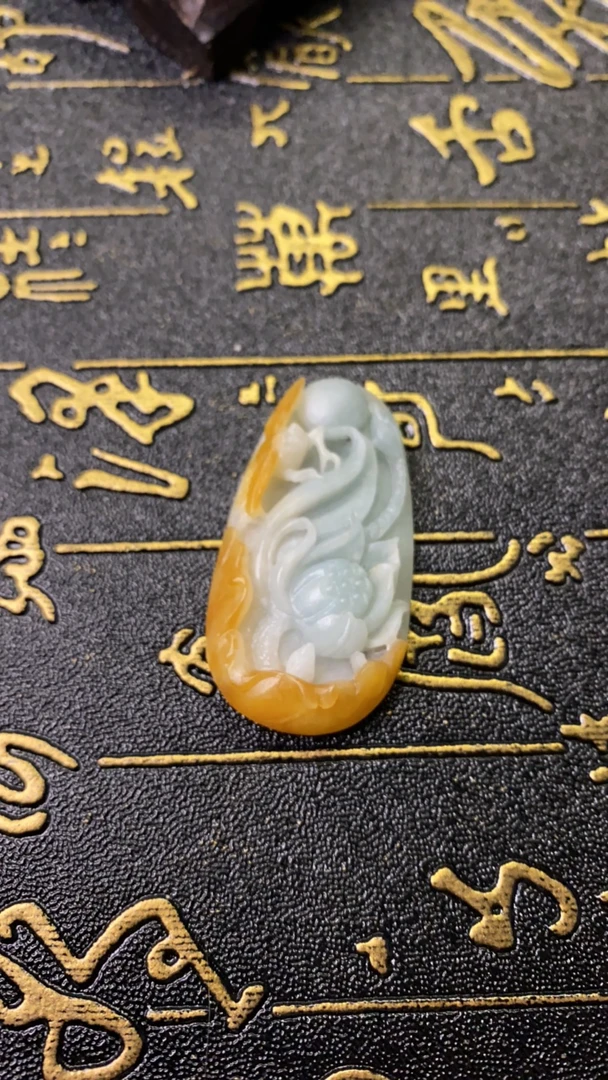 红黄翡翠莲花/寓意是（花开富贵）长1.86宽0.95厚0.32