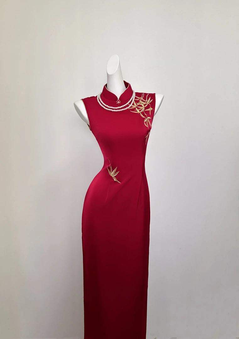 红色旗袍敬酒服2025新款新中式无袖订婚连衣裙高端修身刺绣晨袍女