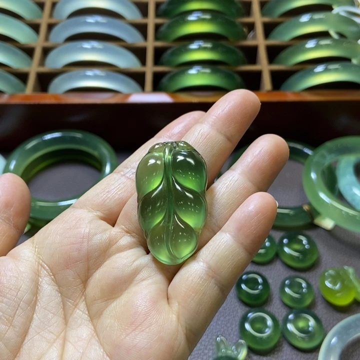 蛇纹石玉未镶嵌吊坠