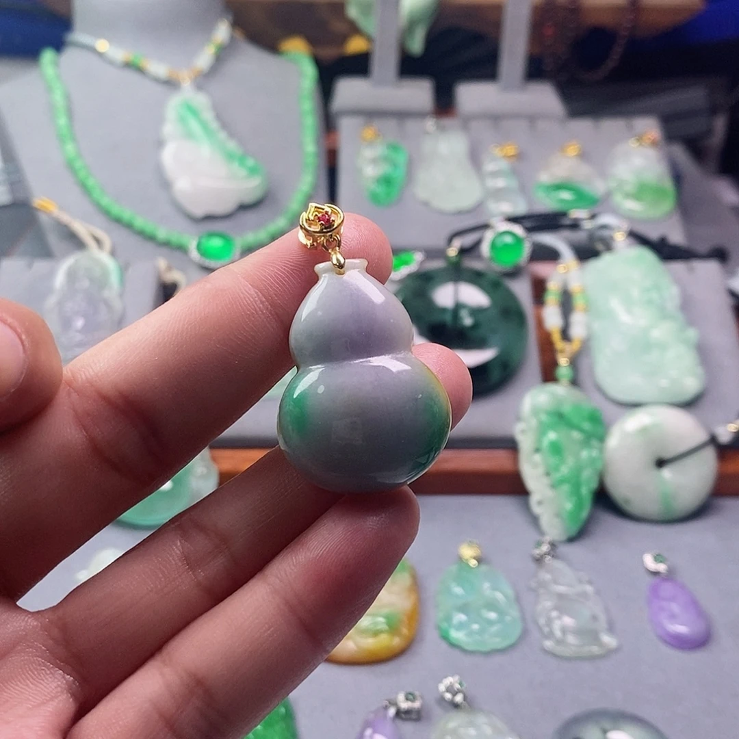 翡翠未镶嵌吊坠(赠链)