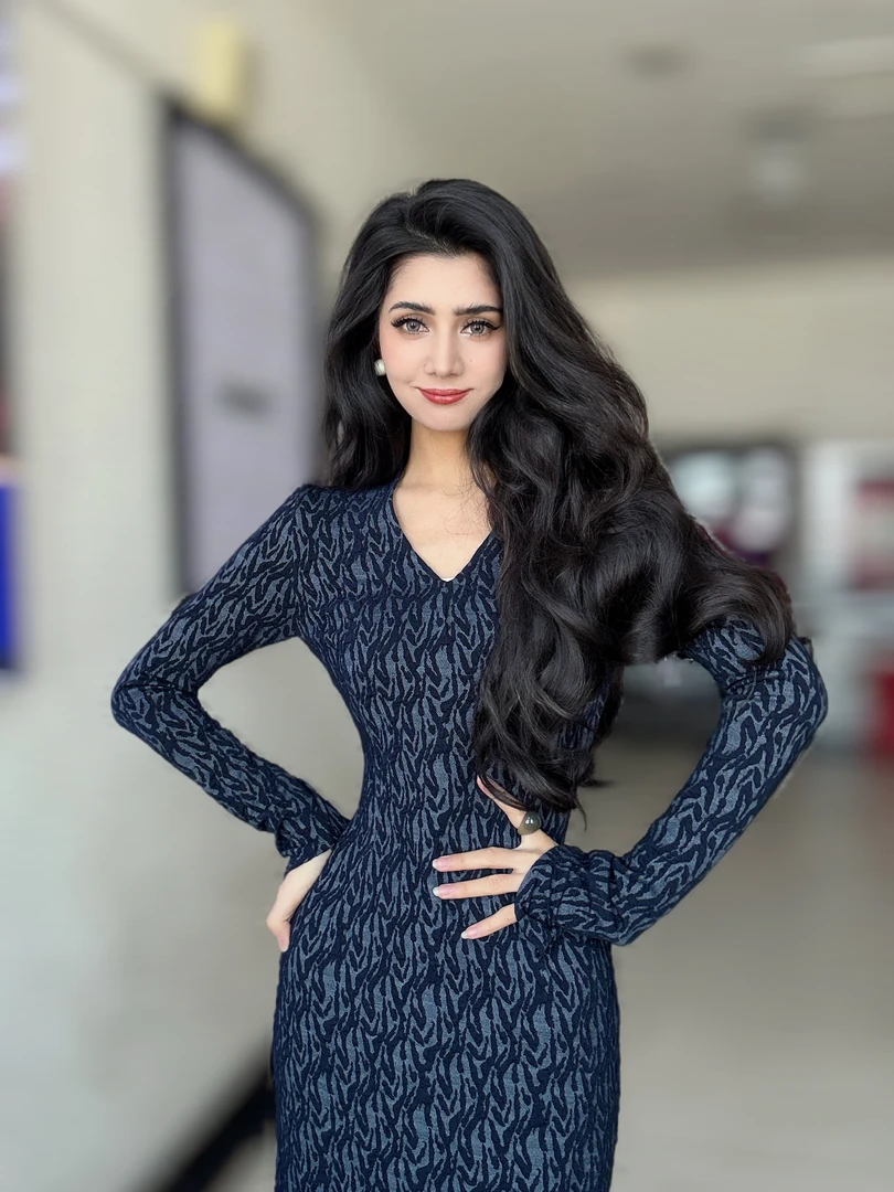 FARGIZ 2025 秋冬新款优雅长袖显气质收腰短款连衣裙