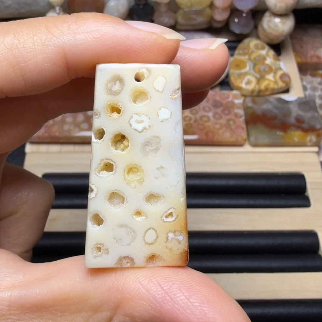 石英质玉未镶嵌干净的晶洞奶酪牌