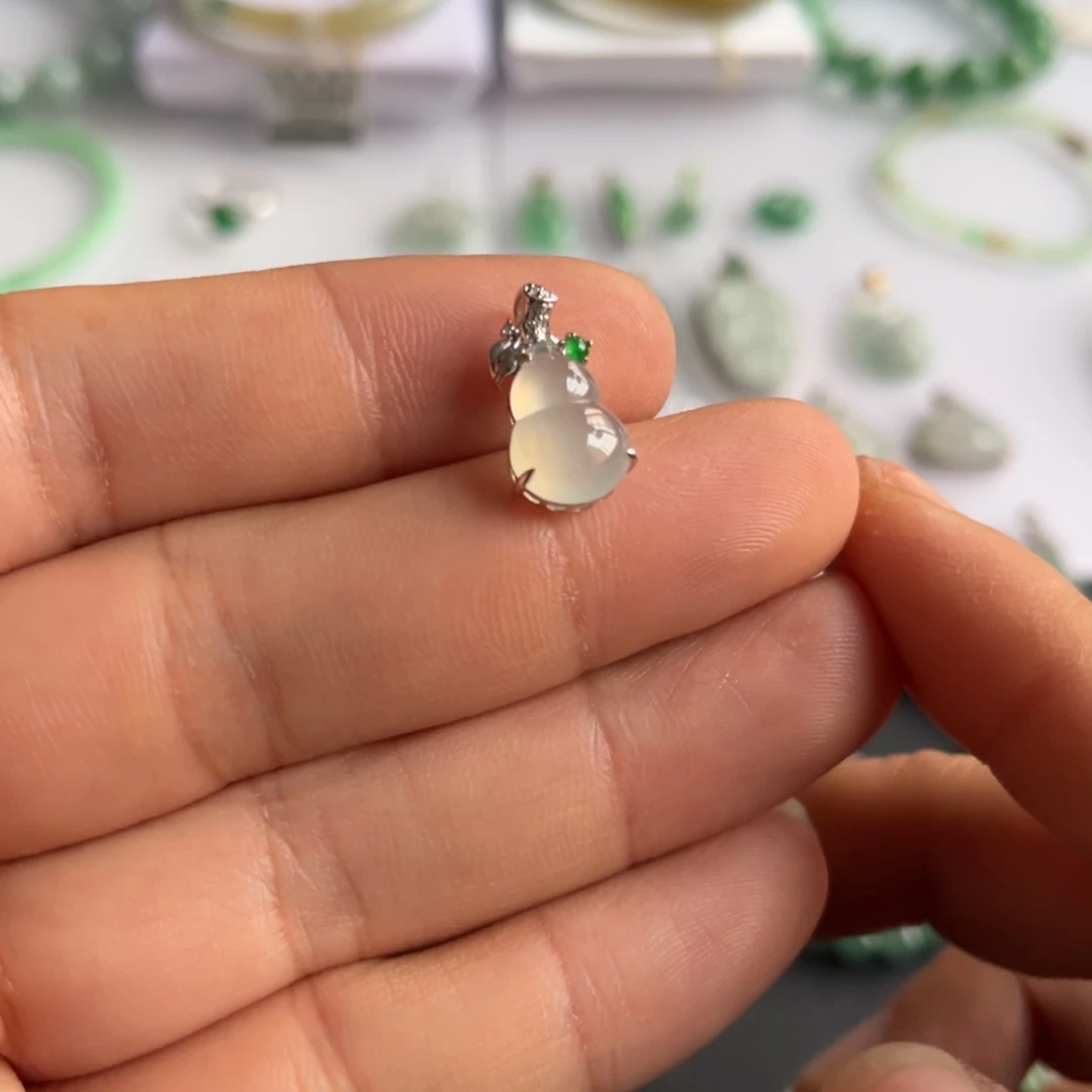 翡翠18K金镶嵌颈饰福利