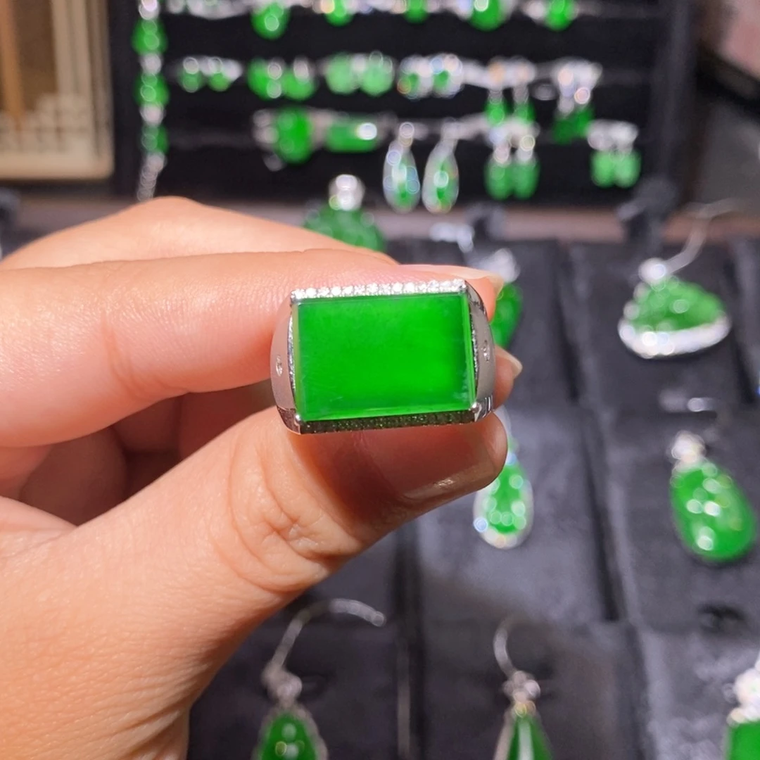 18K金镶嵌戒指翡翠天然翡翠