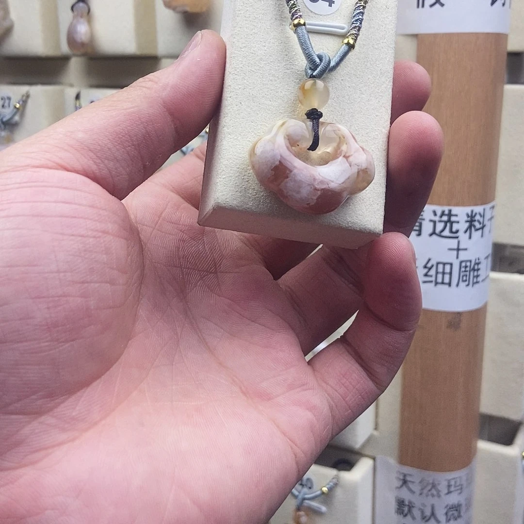 石英质玉颈饰未镶嵌醉**记