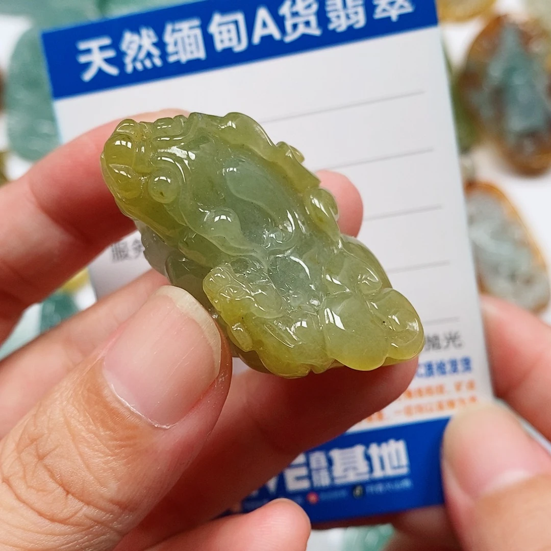 翡翠未镶嵌颈饰貔貅