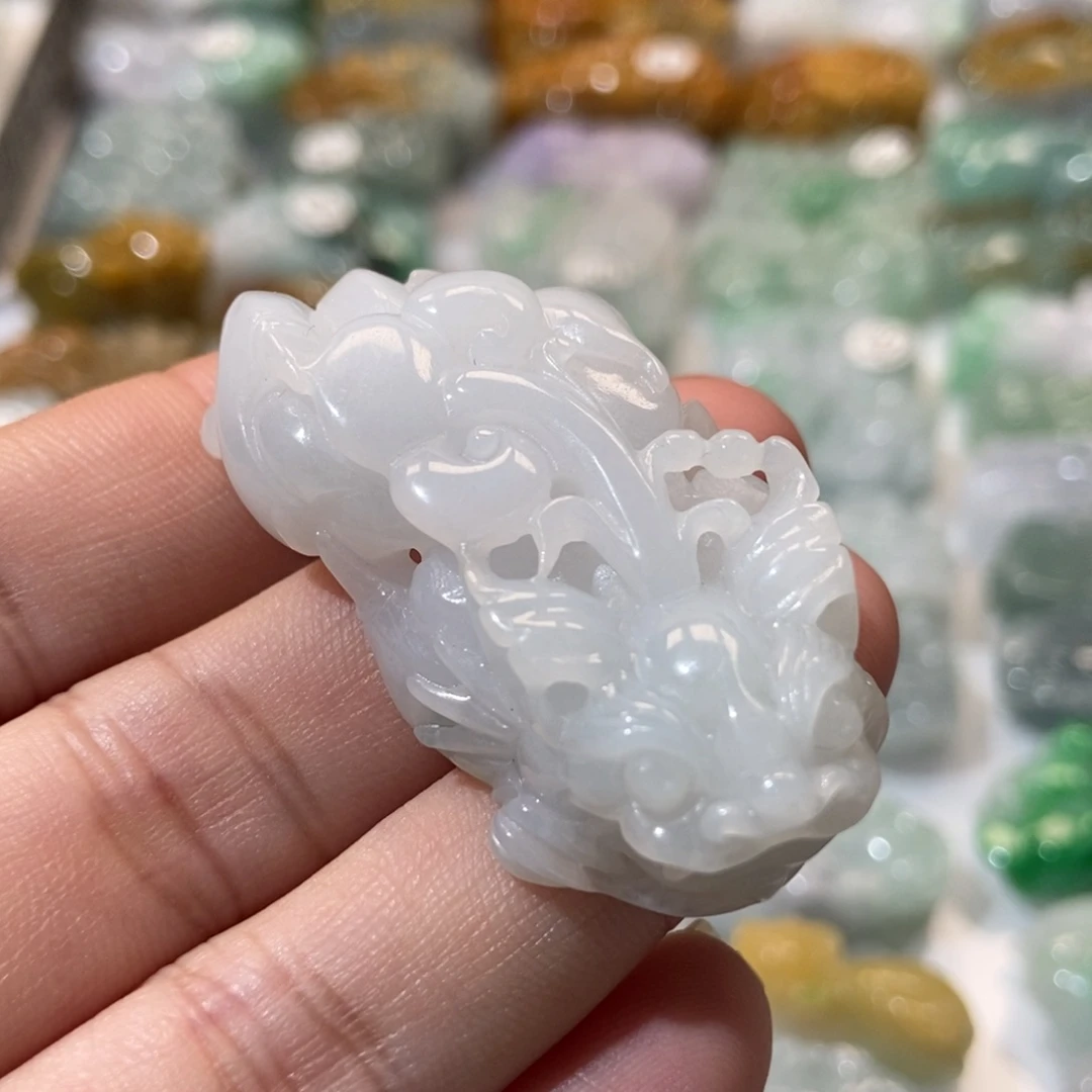 翡翠未镶嵌颈饰貔貅