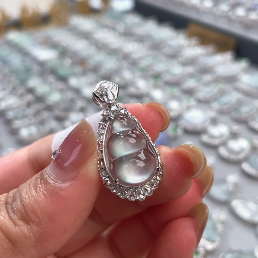 翡翠18K金镶嵌颈饰豆子