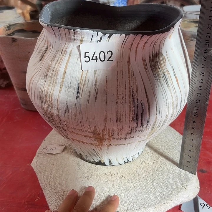 摆件高23，口18，有孔，5402