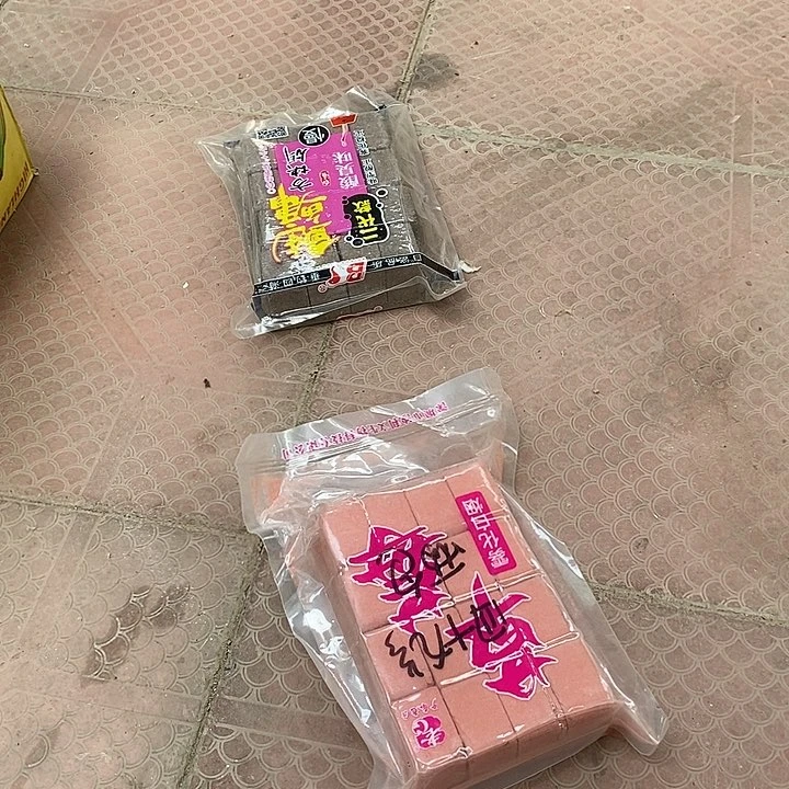 方块饵料随机发两包过期介意随机发的不拍