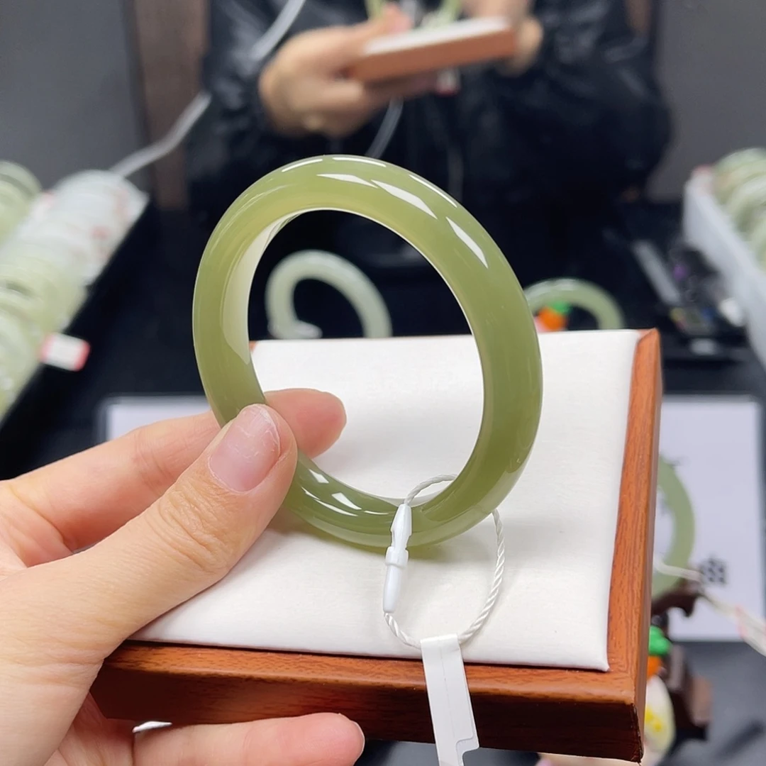 和田玉未镶嵌手镯