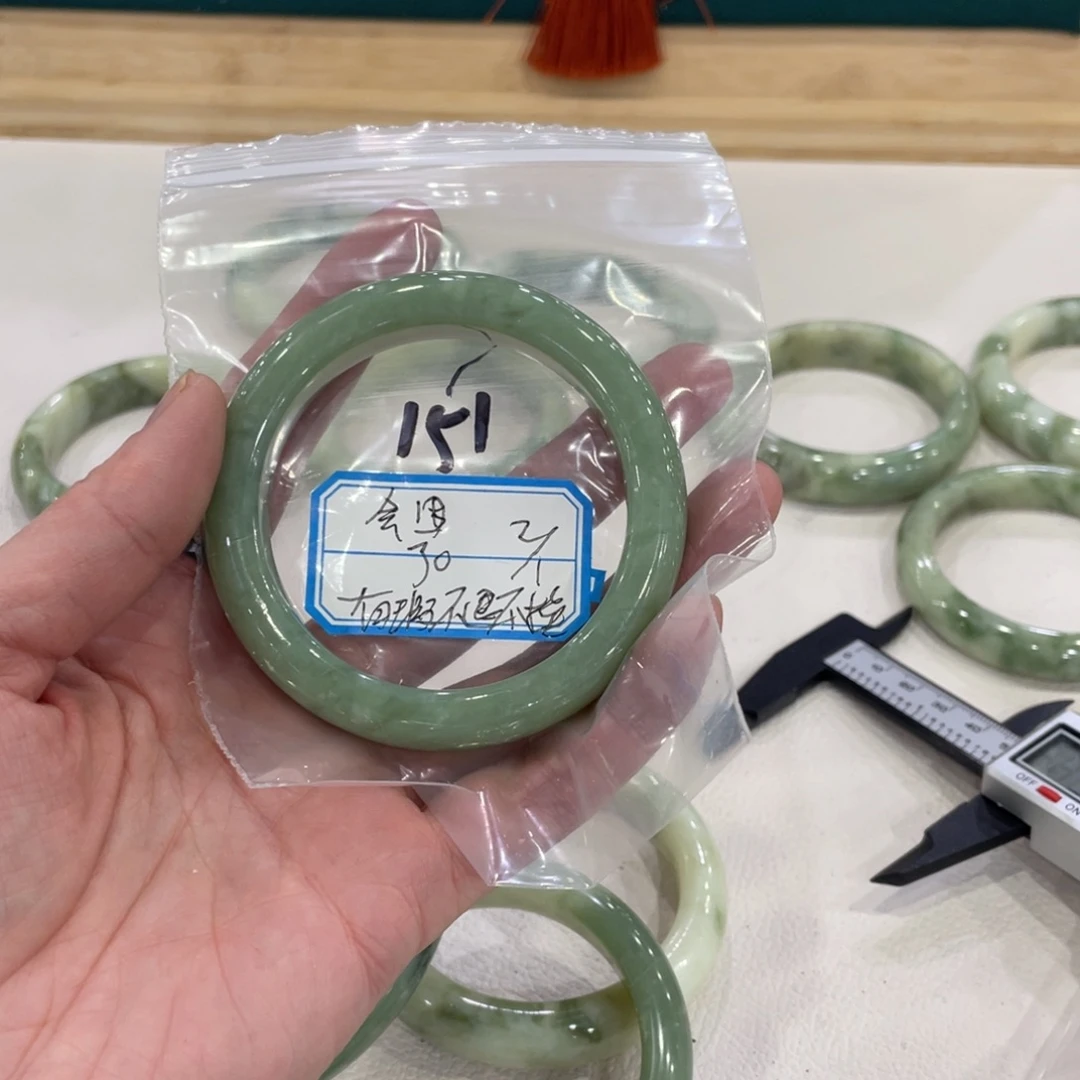 会***困蛇纹石玉未镶嵌手镯