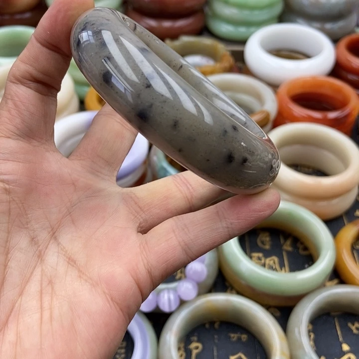 未镶嵌手镯石英岩玉