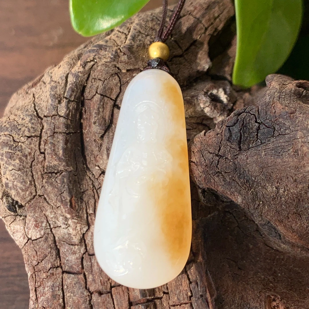 天然新疆和田玉撒金皮子料带皮观世音菩萨小吊坠雕刻精美俏色