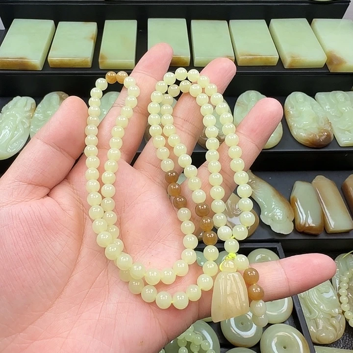 ****朵和田玉未镶嵌颈饰