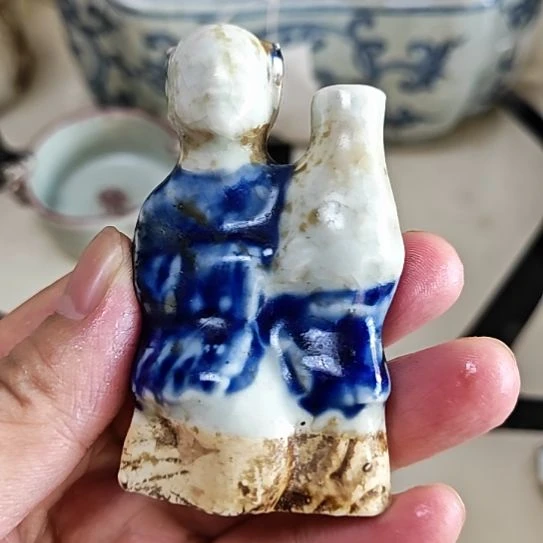 汪***磊瓷片其然单色釉人物同时CD一个