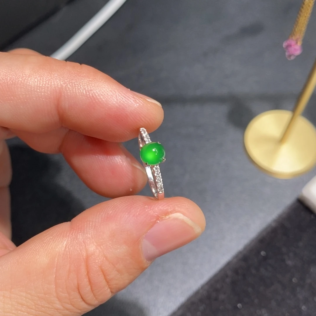 翡翠戒指18K金镶嵌阳绿蛋面戒指