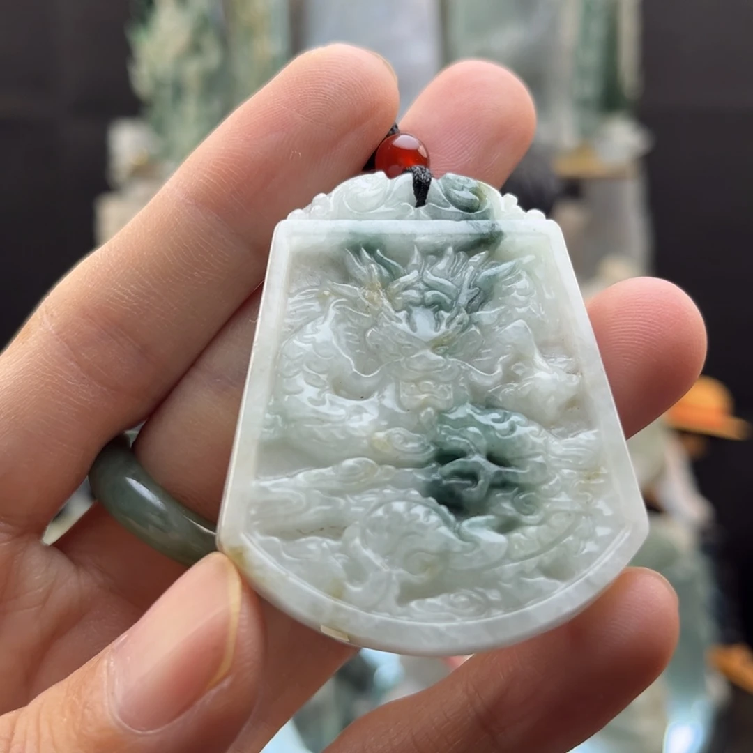 翡翠未镶嵌颈饰龙牌