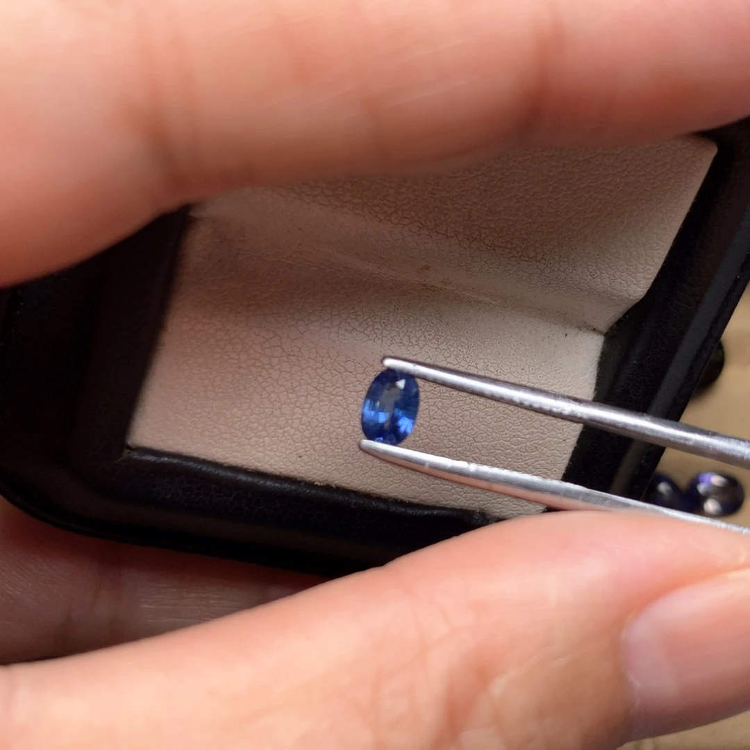 蓝宝石裸石未镶嵌