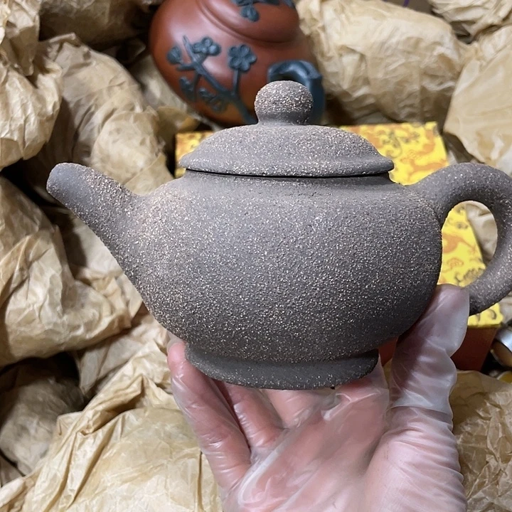 茶壶紫砂矿泥料，手工制作一把紫砂壶。