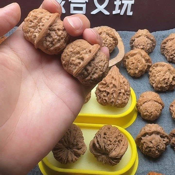 文玩核桃吊坠血麒麟