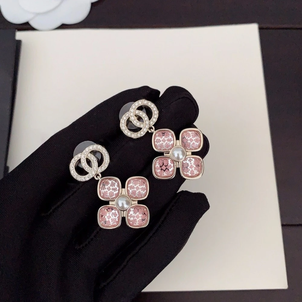 铜合金黄铜合成锆石耳饰 重工字母镶钻印花耳饰耳环女高级感粉色