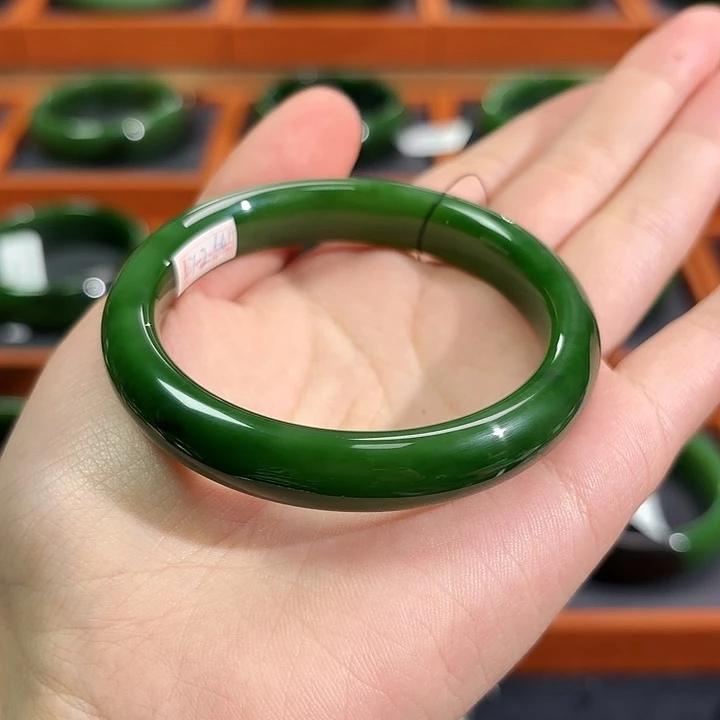 和田玉（碧玉）未镶嵌手镯红皮菠菜绿5354