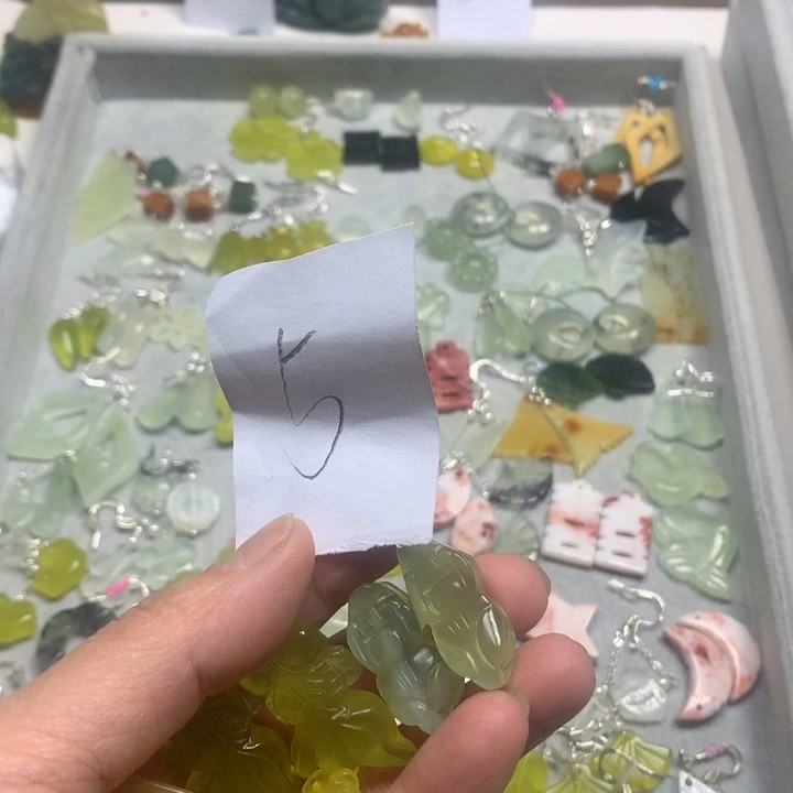 蛇纹石玉耳钉足银镀金镶嵌琴**俗