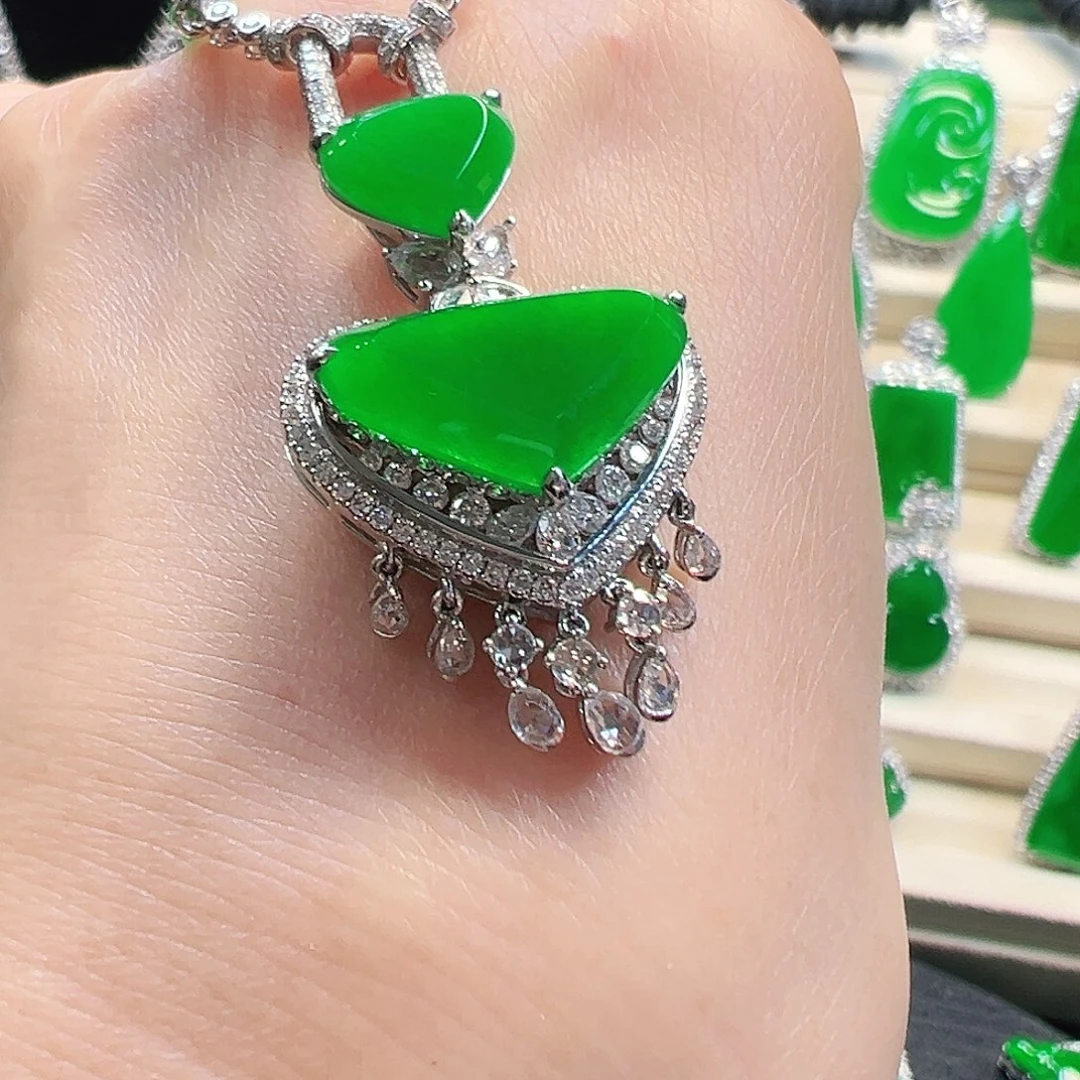 翡翠18K金镶嵌颈饰吊坠